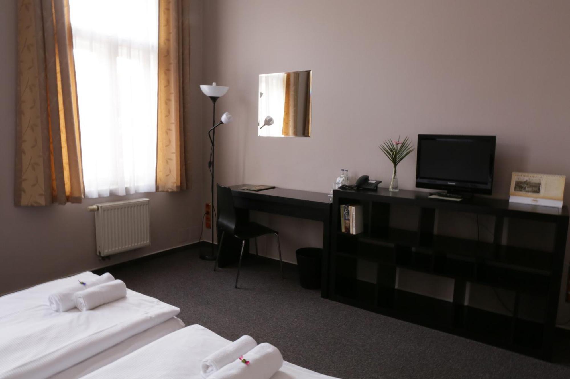 Hotel Zlata Stika Pardubice Exterior photo