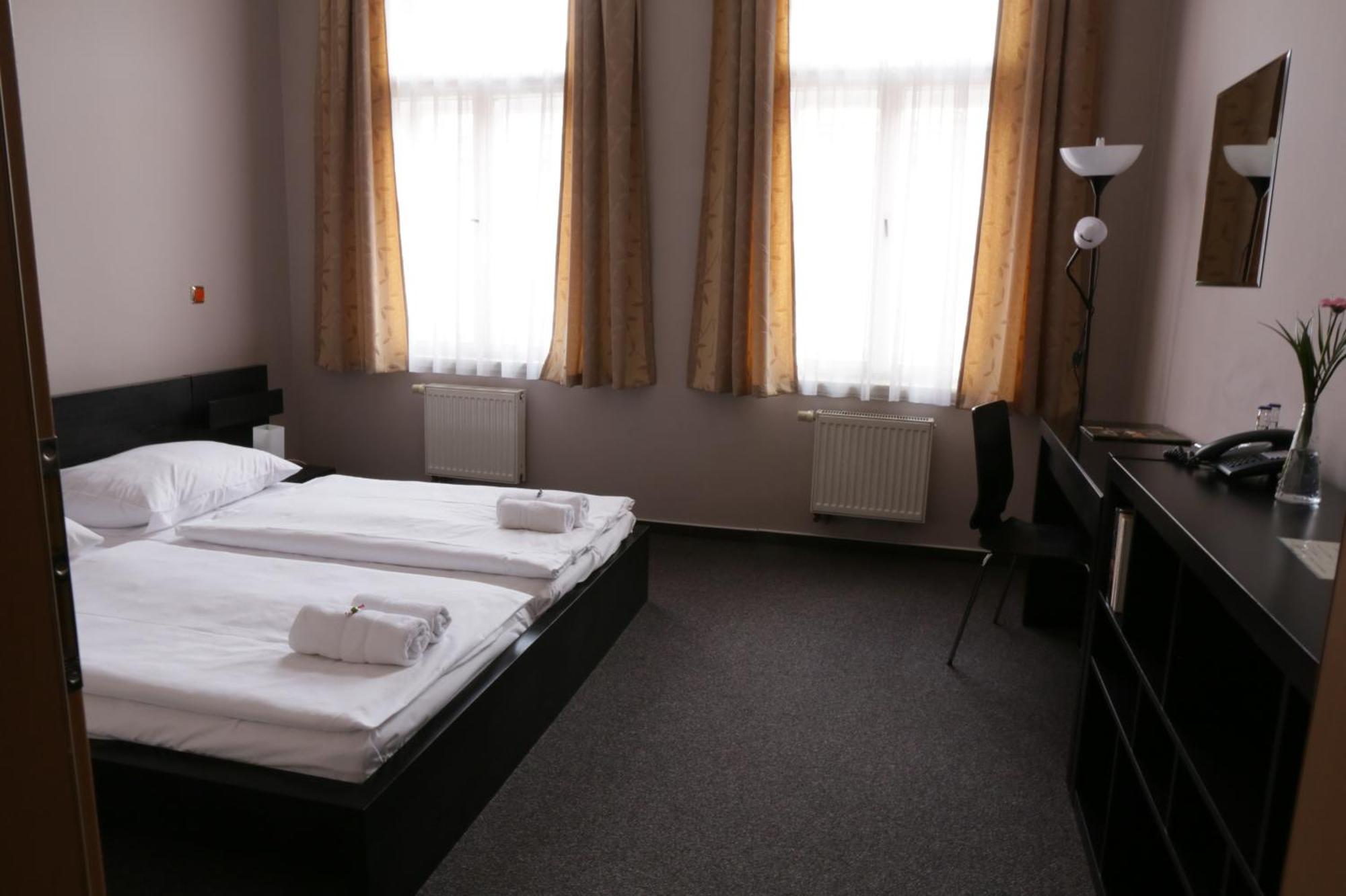 Hotel Zlata Stika Pardubice Exterior photo